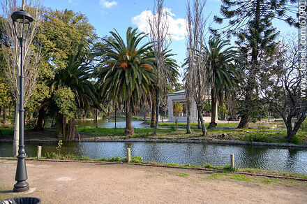 Lago del parque y sus islas. Pabellón de la Música - Departamento de Montevideo - URUGUAY. Foto No. 67901