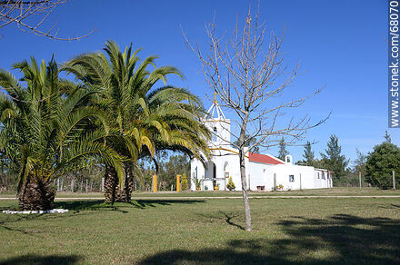 Capilla San Isidro Labrador frente a la plaza - Departamento de Maldonado - URUGUAY. Foto No. 68070