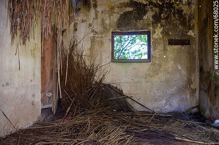 Interior de una casa abandonada - Departamento de Maldonado - URUGUAY. Foto No. 68025