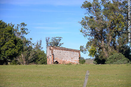 Abandoned house - Department of Maldonado - URUGUAY. Photo #68089