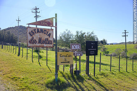 Carteles indicadores de chacras en un camino que sale de Ruta 12 - Departamento de Maldonado - URUGUAY. Foto No. 67999