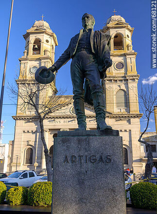 Estatua de Artigas con la parroquia de fondo - Departamento de Flores - URUGUAY. Foto No. 68121