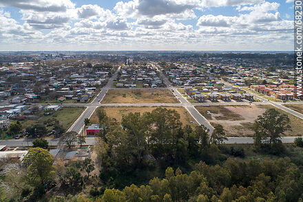 Vista aérea de manzanas vacías pero de calles asfaltadas - Departamento de Flores - URUGUAY. Foto No. 68230