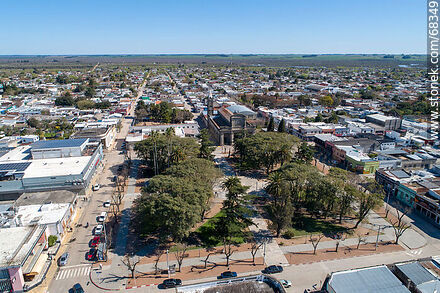Vista aérea de la plaza de Santa Lucía y sus alrededores - Departamento de Canelones - URUGUAY. Foto No. 68349