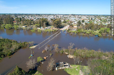Vista aérea del río Santa Lucía desbordado cubriendo la Ruta 11 vieja - Departamento de Canelones - URUGUAY. Foto No. 68328