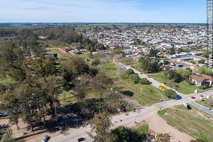 Vista aérea de la ruta 11 vieja, la vía férrea y la estación de ferrocarril - Departamento de Canelones - URUGUAY. Foto No. 68331