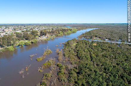 Vista aérea de la ruta 11 sobre el río Santa Lucía crecido - Departamento de Canelones - URUGUAY. Foto No. 68335