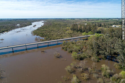 Vista aérea de la ruta 11 sobre el río Santa Lucía crecido - Departamento de Canelones - URUGUAY. Foto No. 68340