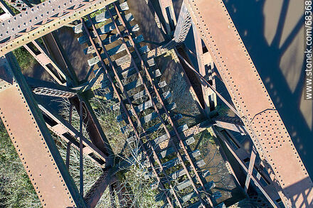 Vista aérea del puente ferroviario sobre el arroyo de La Virgen, límite departamental entre San José y Florida - Departamento de San José - URUGUAY. Foto No. 68368