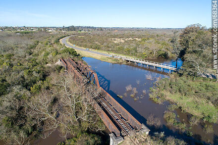 Vista aérea de los puentes ferroviario y carretero (ruta 78) sobre el arroyo de La Virgen, límite departamental de Florida y San José - Departamento de San José - URUGUAY. Foto No. 68364