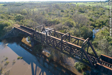 Vista aérea del puente ferroviario sobre el arroyo de La Virgen, límite departamental entre San José y Florida - Departamento de San José - URUGUAY. Foto No. 68355