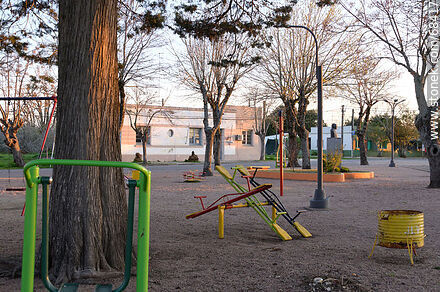 Juegos infantiles en la plaza - Departamento de San José - URUGUAY. Foto No. 68417