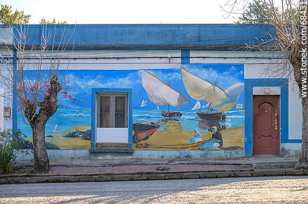 House with painted mural on its facade - Department of Florida - URUGUAY. Photo #68431