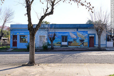 House with painted mural on its facade - Department of Florida - URUGUAY. Photo #68432