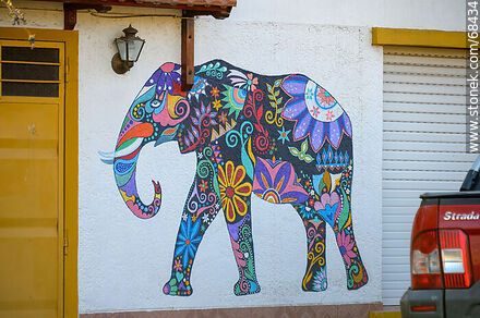 Coloridos elefantes pintados en la fachada de una casa - Departamento de Florida - URUGUAY. Foto No. 68434