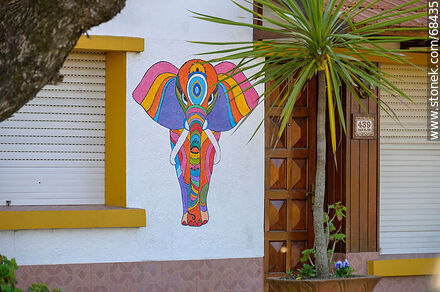 Coloridos elefantes pintados en la fachada de una casa - Departamento de Florida - URUGUAY. Foto No. 68435