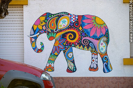 Coloridos elefantes pintados en la fachada de una casa - Departamento de Florida - URUGUAY. Foto No. 68436