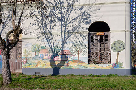 Murales pintados en las paredes frente al liceo - Departamento de Florida - URUGUAY. Foto No. 68446