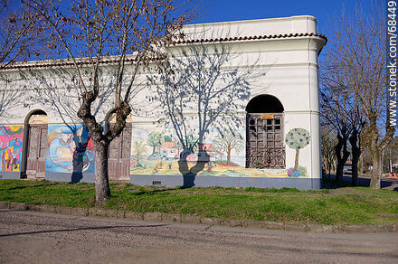 Murales pintados en las paredes frente al liceo - Departamento de Florida - URUGUAY. Foto No. 68449