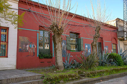 House with murals painted with country scenes - Department of Florida - URUGUAY. Photo #68452