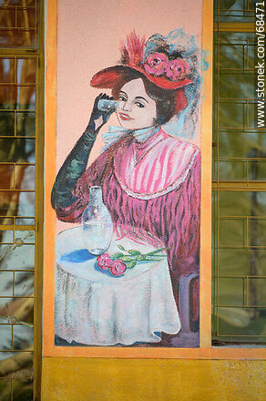 Mural de una mujer bebiendo agua - Departamento de Florida - URUGUAY. Foto No. 68471