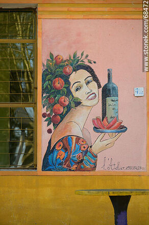 Mural de una mujer sosteniendo una botella - Departamento de Florida - URUGUAY. Foto No. 68472