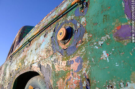 Chatarra de auto coloreada - Departamento de Florida - URUGUAY. Foto No. 68518