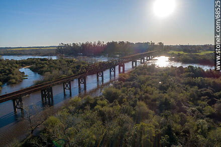 Vista aérea del puente ferroviario que cruza el río Santa Lucía. Limite entre Canelones y Florida - Departamento de Florida - URUGUAY. Foto No. 68525