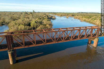 Vista aérea del puente ferroviario que cruza el río Santa Lucía. Limite entre Canelones y Florida - Departamento de Florida - URUGUAY. Foto No. 68549