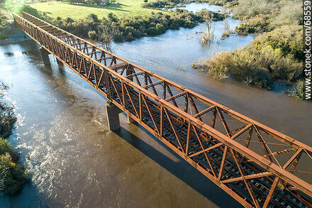 Vista aérea del puente ferroviario que cruza el río Santa Lucía. Limite entre Canelones y Florida - Departamento de Florida - URUGUAY. Foto No. 68559