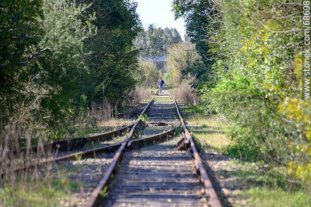 Caminando sobre las vías del tren - Departamento de Canelones - URUGUAY. Foto No. 68698