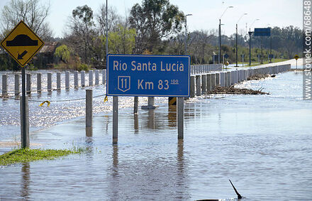 Ruta 11 inundada por crecida del río Santa Lucía - Departamento de Canelones - URUGUAY. Foto No. 68648