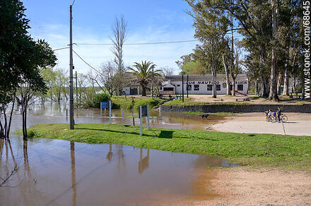 Ruta 11 inundada por crecida del río Santa Lucía - Departamento de Canelones - URUGUAY. Foto No. 68645