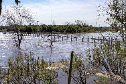 Ruta 11 inundada por crecida del río Santa Lucía - Departamento de Canelones - URUGUAY. Foto No. 68644