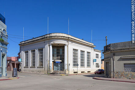 Antiguo edificio frente a la plaza - Departamento de Canelones - URUGUAY. Foto No. 68633