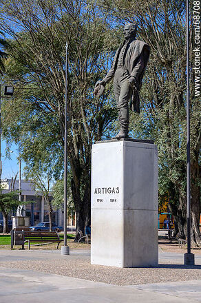 Estatua de Artigas en la plaza Tomás Berreta - Departamento de Canelones - URUGUAY. Foto No. 68708