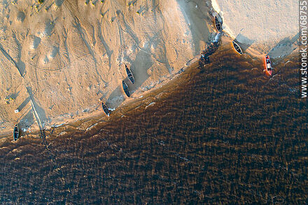 Vista aérea cenital de la costa con sus botes - Departamento de Tacuarembó - URUGUAY. Foto No. 68755