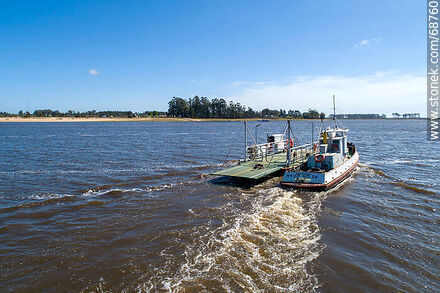 La balsa que cruza el río Negro hacia Tacuarembó - Departamento de Tacuarembó - URUGUAY. Foto No. 68760