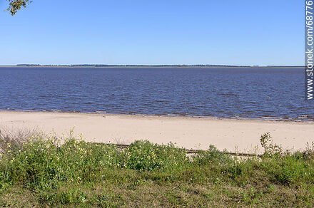 Beach on the Negro River. Opposite is the department of Durazno - Tacuarembo - URUGUAY. Photo #68776