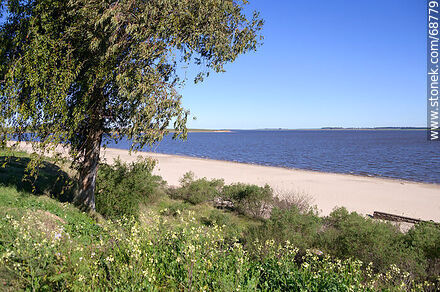 Beach on the Negro River. Opposite is the department of Durazno - Tacuarembo - URUGUAY. Photo #68779