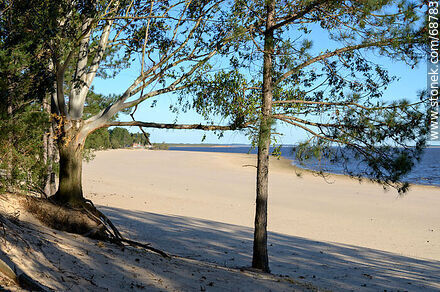 Beach on the Negro River. Opposite is the department of Durazno - Tacuarembo - URUGUAY. Photo #68783