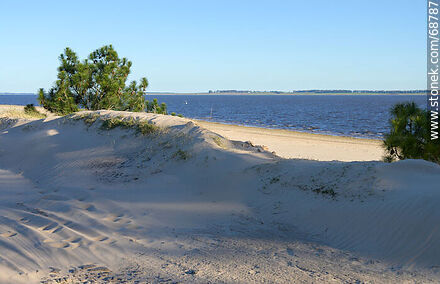 Beach on the Negro River. Opposite is the department of Durazno - Tacuarembo - URUGUAY. Photo #68787