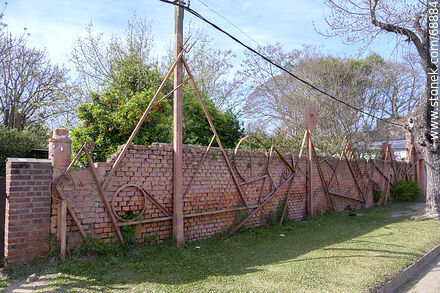 Arte en hierro sobre muro - Departamento de Tacuarembó - URUGUAY. Foto No. 68884