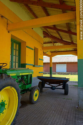 Tractor en la antigua estación de AFE - Departamento de Durazno - URUGUAY. Foto No. 69009