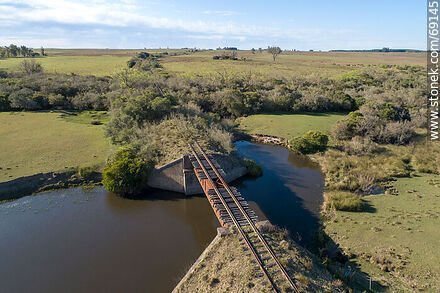 Vista aérea del puente ferroviario en desuso sobre el arroyo Blanquillo - Departamento de Durazno - URUGUAY. Foto No. 69145