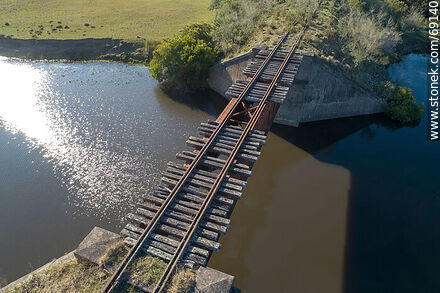 Vista aérea del puente ferroviario en desuso sobre el arroyo Blanquillo - Departamento de Durazno - URUGUAY. Foto No. 69140