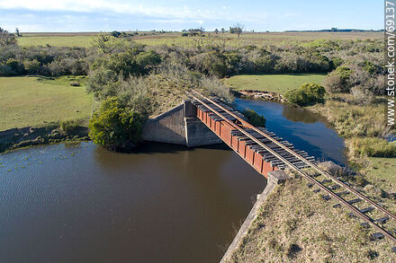 Vista aérea del puente ferroviario en desuso sobre el arroyo Blanquillo - Departamento de Durazno - URUGUAY. Foto No. 69137