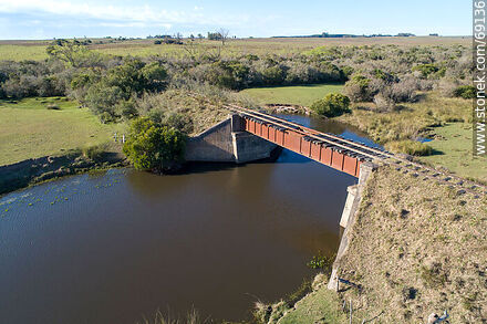 Vista aérea del puente ferroviario en desuso sobre el arroyo Blanquillo - Departamento de Durazno - URUGUAY. Foto No. 69136