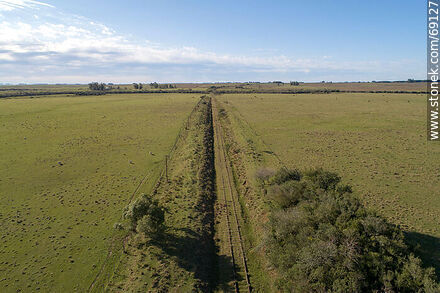 Vista aérea de un tramo recto  de vía férrea al norte al Km 329 - Departamento de Durazno - URUGUAY. Foto No. 69127