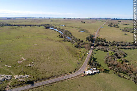 Vista aérea de la ruta 42 mirando al norte. Puente sobre el arroyo Blanquillo - Departamento de Durazno - URUGUAY. Foto No. 69113